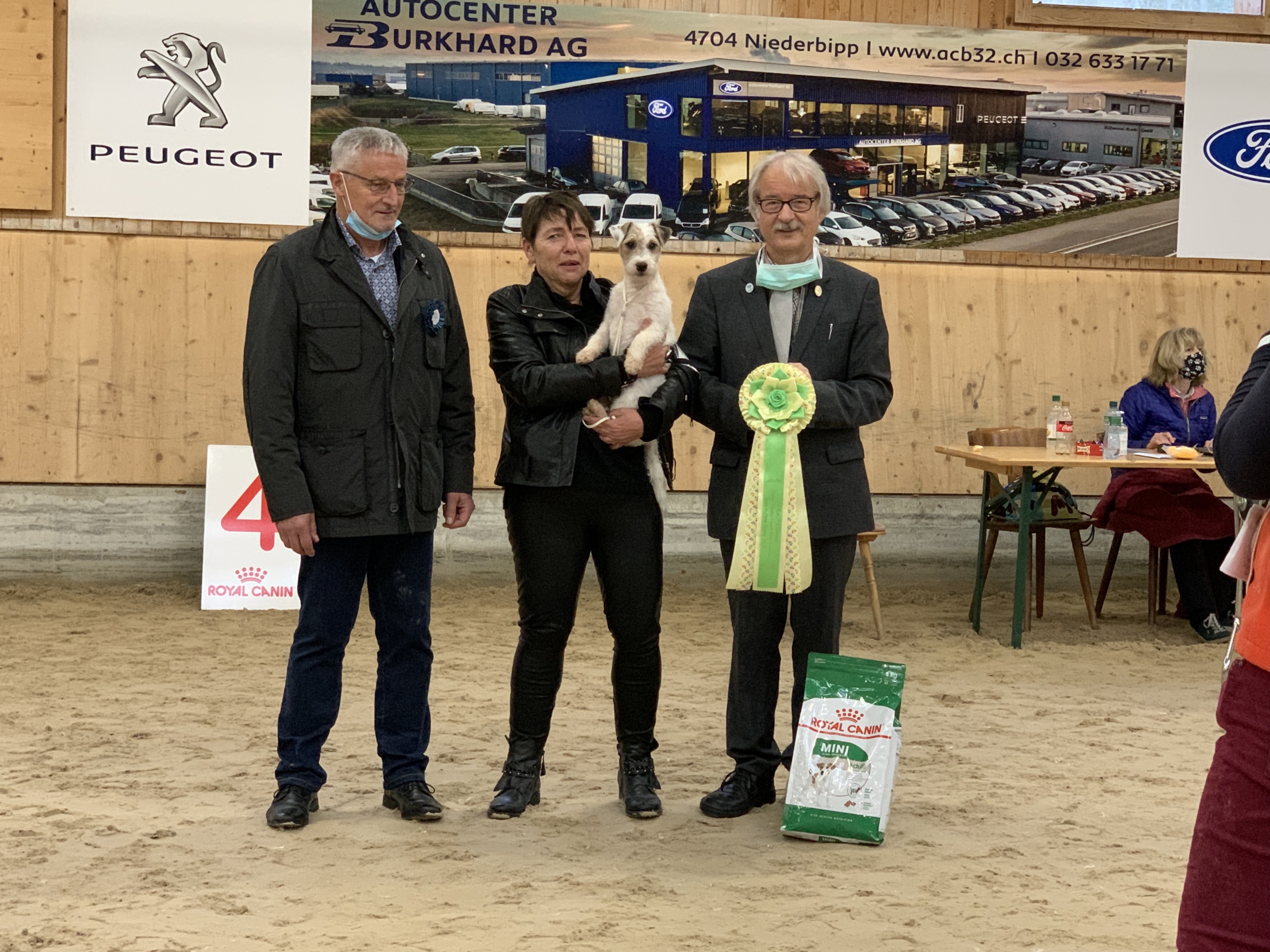 Elliot: Best In Show - Jüngstenklasse von links nach rechts Richter Hans Ulrich Häberli, Besitzerin Eva Fankhauser mit Elliot of Summer Snow, Richter Dr Martin König